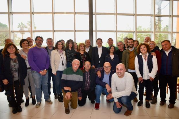 Puig ayer con alcaldes y concejales socialistas de la Vall d'Albaida. 