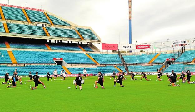 Imagen del entrenamiento de ayer bajo la lluvia en el estadio Rico Pérez. 