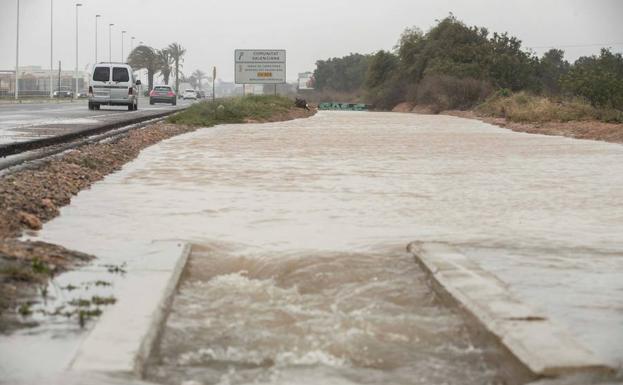 Carretera CV-905 que une Torrevieja con Benijofar afectada por las fuertes lluvias. 