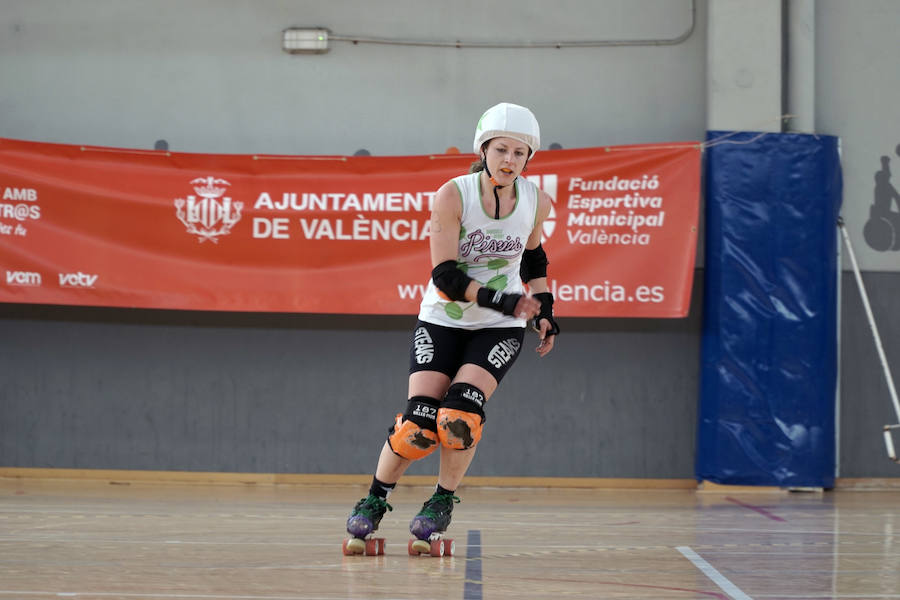 Valencia acoge este fin de semana (sábado y domingo) el mayor torneo de roller derby de España, un deporte femenino de patinaje de contacto. El Polideportivo de la Malvarrosa es el escenario de este espectacular evento. Las Rayo Dockers, el primer equipo de Valencia, se enfrentan a dos rivales internacionales: las Vienna Beasts (Austria) y las Atomium Kittens (Bélgica), para disputarse el ascenso en la clasificación europea. Además, el equipo B de la ciudad, las Rayo B-Lockers, en el que debutarán nuevas jugadoras, competirá contra las Rock 'n' Roller (Murcia) y las asturianas de La Güestia. La asistencia al evento es gratuita.