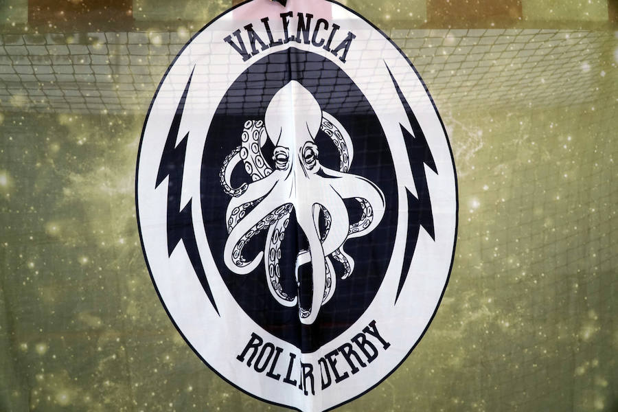 Valencia acoge este fin de semana (sábado y domingo) el mayor torneo de roller derby de España, un deporte femenino de patinaje de contacto. El Polideportivo de la Malvarrosa es el escenario de este espectacular evento. Las Rayo Dockers, el primer equipo de Valencia, se enfrentan a dos rivales internacionales: las Vienna Beasts (Austria) y las Atomium Kittens (Bélgica), para disputarse el ascenso en la clasificación europea. Además, el equipo B de la ciudad, las Rayo B-Lockers, en el que debutarán nuevas jugadoras, competirá contra las Rock 'n' Roller (Murcia) y las asturianas de La Güestia. La asistencia al evento es gratuita.