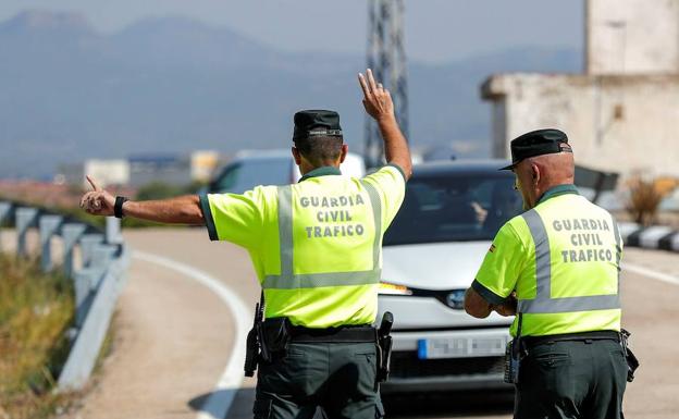 DGT Guardia Civil Tráfico | El conductor de un autobús que iba de Valencia a Plasencia con 20 pasajeros da positivo en un control de alcoholemia