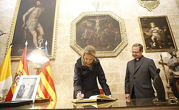 a Infanta Elena firmó en el Libro de honor de la parroquia. 