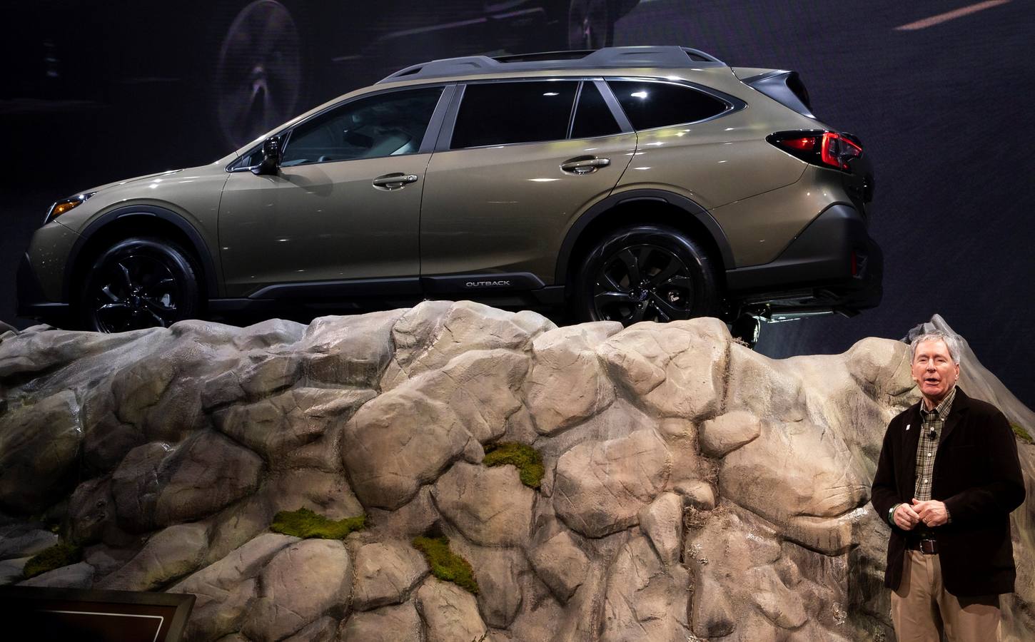 El presidente y CEO de Subaru en América, Thomas Doll, ofrece un discurso en el que presenta el modelo Subaru Outback 2020,en el Salón Internacional del Automóvil de Nueva York (Estados Unidos). 