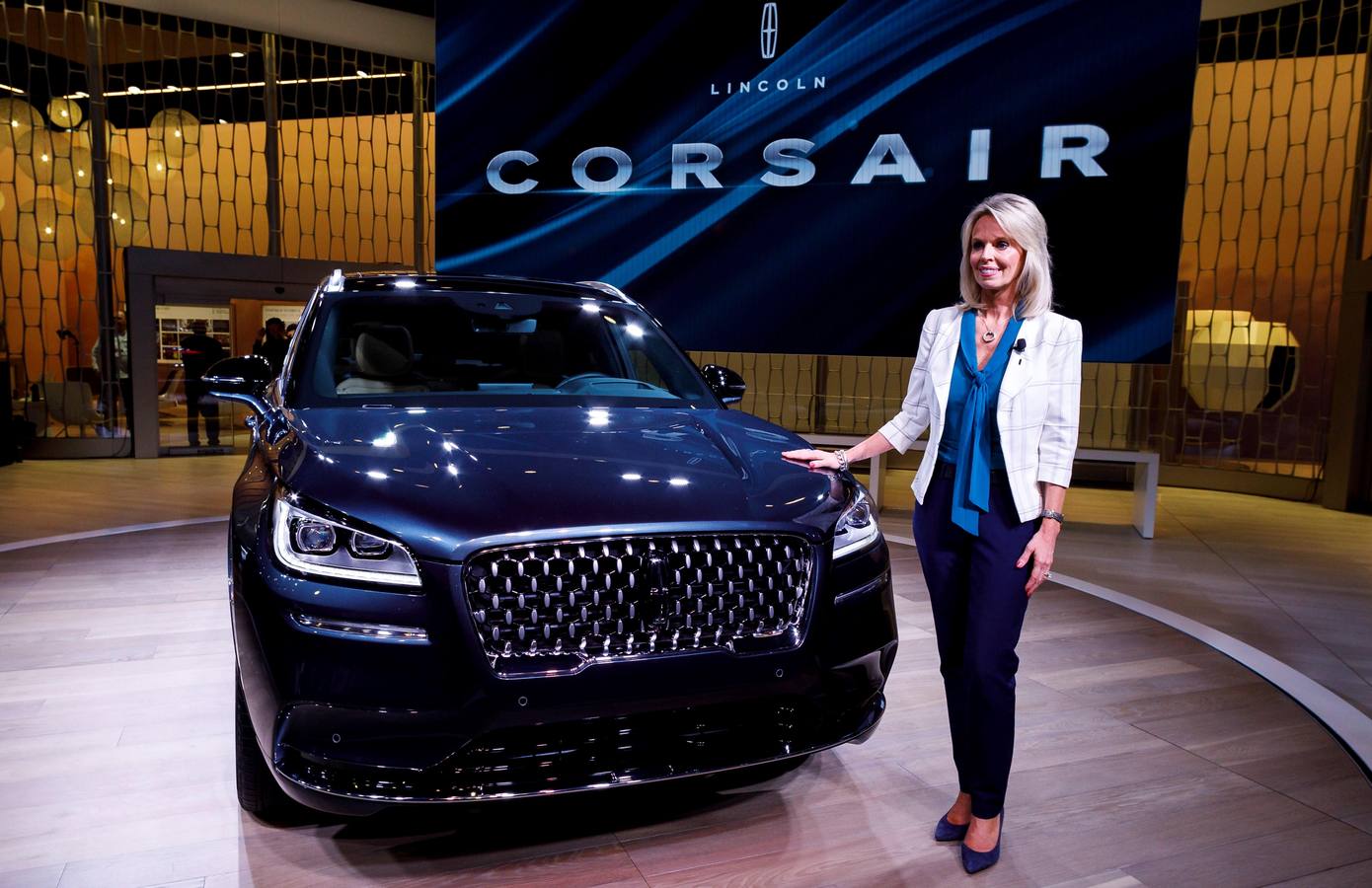 La vicepresidenta de Lincoln Motor Company, Joy Falotico, posa junto al modelo Lincoln Corsair 2020, el pasado miércoles en el Salón Internacional del Automóvil de Nueva York (Estados Unidos). El evento abrió sus puertas el 17 de abril para mostrar decenas de novedades, entre nuevos modelos y prototipos, especialmente en el popular segmento de los todocaminos SUV.