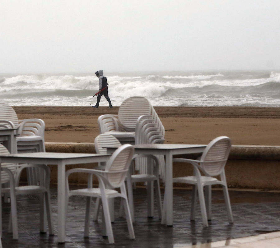 El temporal que ha sufrido la Comunitat esta Semana Santa ha golpeado con fuerza el litoral valenciano. El Marítimo y la playa de la Malvarrosa han soportado fuertes vientos que han empujado la arena, invadiendo el paseo.