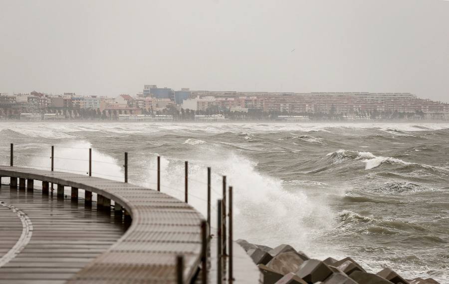 El temporal que ha sufrido la Comunitat esta Semana Santa ha golpeado con fuerza el litoral valenciano. El Marítimo y la playa de la Malvarrosa han soportado fuertes vientos que han empujado la arena, invadiendo el paseo.