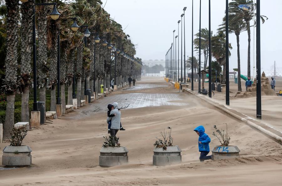 El temporal que ha sufrido la Comunitat esta Semana Santa ha golpeado con fuerza el litoral valenciano. El Marítimo y la playa de la Malvarrosa han soportado fuertes vientos que han empujado la arena, invadiendo el paseo.