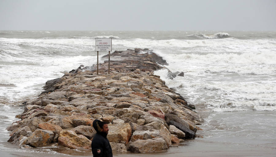 El temporal que ha sufrido la Comunitat esta Semana Santa ha golpeado con fuerza el litoral valenciano. El Marítimo y la playa de la Malvarrosa han soportado fuertes vientos que han empujado la arena, invadiendo el paseo.