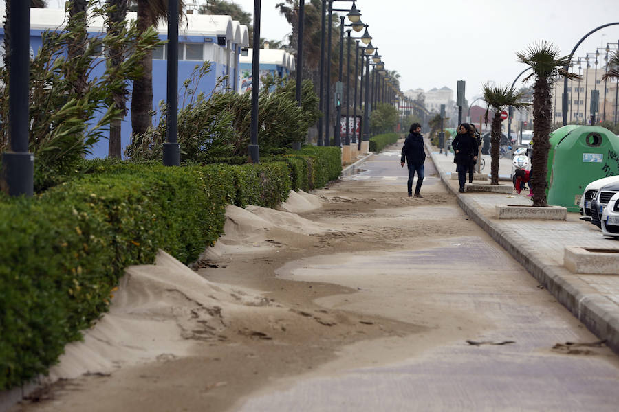 El temporal que ha sufrido la Comunitat esta Semana Santa ha golpeado con fuerza el litoral valenciano. El Marítimo y la playa de la Malvarrosa han soportado fuertes vientos que han empujado la arena, invadiendo el paseo.