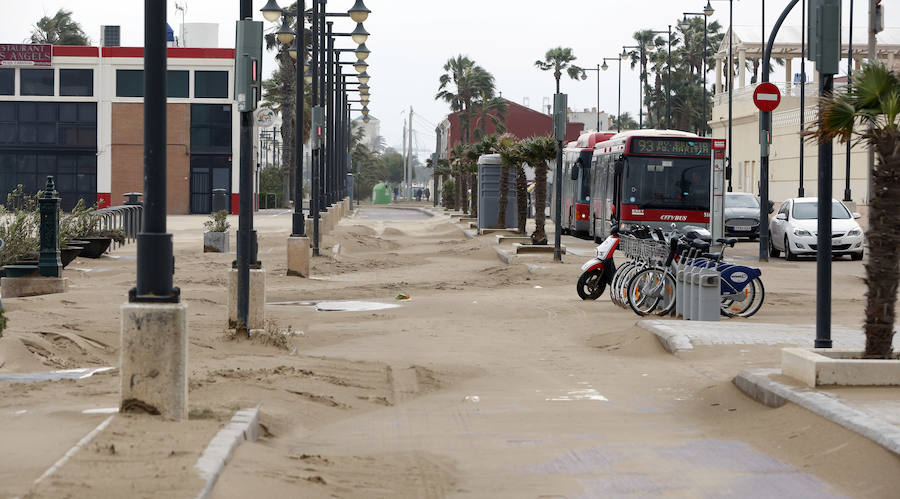 El temporal que ha sufrido la Comunitat esta Semana Santa ha golpeado con fuerza el litoral valenciano. El Marítimo y la playa de la Malvarrosa han soportado fuertes vientos que han empujado la arena, invadiendo el paseo.