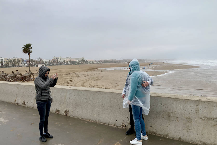 El temporal que ha sufrido la Comunitat esta Semana Santa ha golpeado con fuerza el litoral valenciano. El Marítimo y la playa de la Malvarrosa han soportado fuertes vientos que han empujado la arena, invadiendo el paseo.