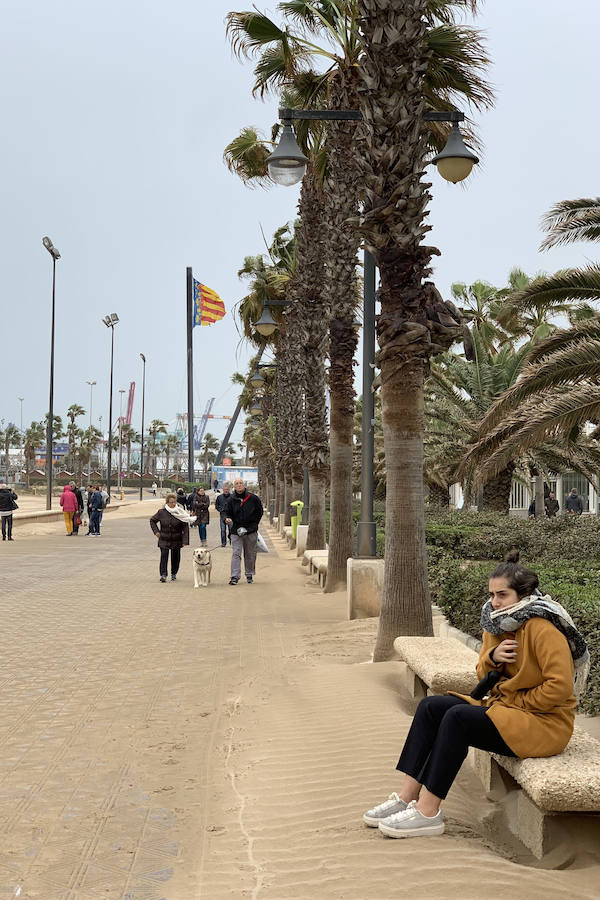 El temporal que ha sufrido la Comunitat esta Semana Santa ha golpeado con fuerza el litoral valenciano. El Marítimo y la playa de la Malvarrosa han soportado fuertes vientos que han empujado la arena, invadiendo el paseo.