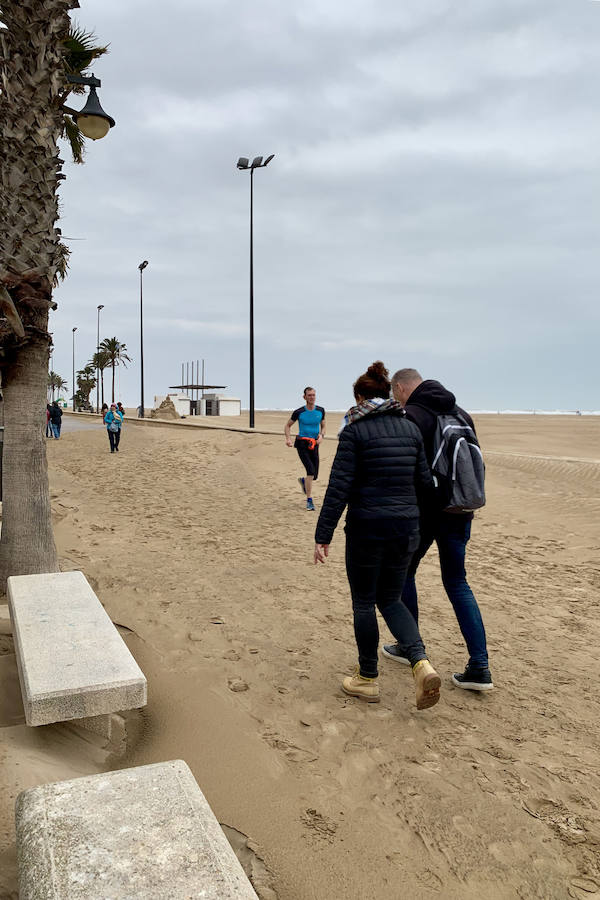 El temporal que ha sufrido la Comunitat esta Semana Santa ha golpeado con fuerza el litoral valenciano. El Marítimo y la playa de la Malvarrosa han soportado fuertes vientos que han empujado la arena, invadiendo el paseo.