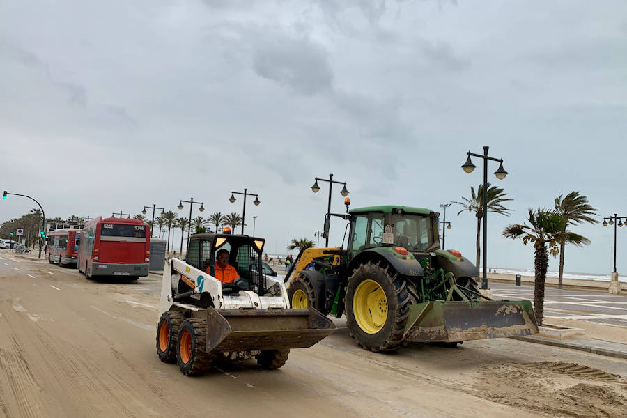 El temporal que ha sufrido la Comunitat esta Semana Santa ha golpeado con fuerza el litoral valenciano. El Marítimo y la playa de la Malvarrosa han soportado fuertes vientos que han empujado la arena, invadiendo el paseo.