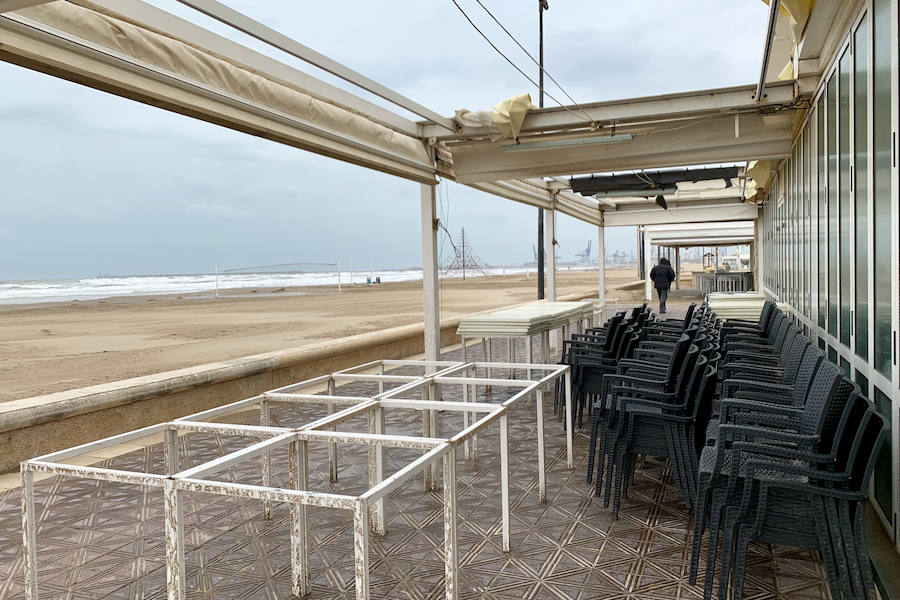 El temporal que ha sufrido la Comunitat esta Semana Santa ha golpeado con fuerza el litoral valenciano. El Marítimo y la playa de la Malvarrosa han soportado fuertes vientos que han empujado la arena, invadiendo el paseo.