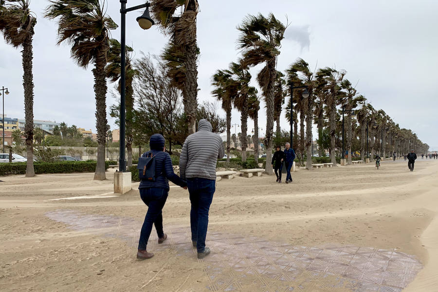 El temporal que ha sufrido la Comunitat esta Semana Santa ha golpeado con fuerza el litoral valenciano. El Marítimo y la playa de la Malvarrosa han soportado fuertes vientos que han empujado la arena, invadiendo el paseo.