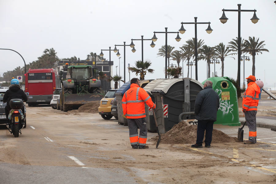 El temporal que ha sufrido la Comunitat esta Semana Santa ha golpeado con fuerza el litoral valenciano. El Marítimo y la playa de la Malvarrosa han soportado fuertes vientos que han empujado la arena, invadiendo el paseo.