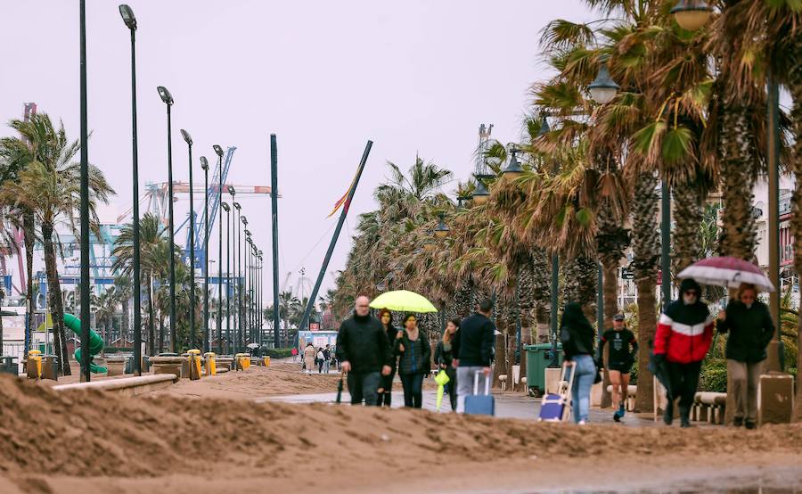 El temporal que ha sufrido la Comunitat esta Semana Santa ha golpeado con fuerza el litoral valenciano. El Marítimo y la playa de la Malvarrosa han soportado fuertes vientos que han empujado la arena, invadiendo el paseo.