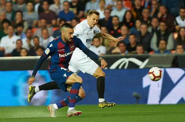 Cheryshev trata de marcharse del marcaje de Cabaco durante el derbi en Mestalla. 