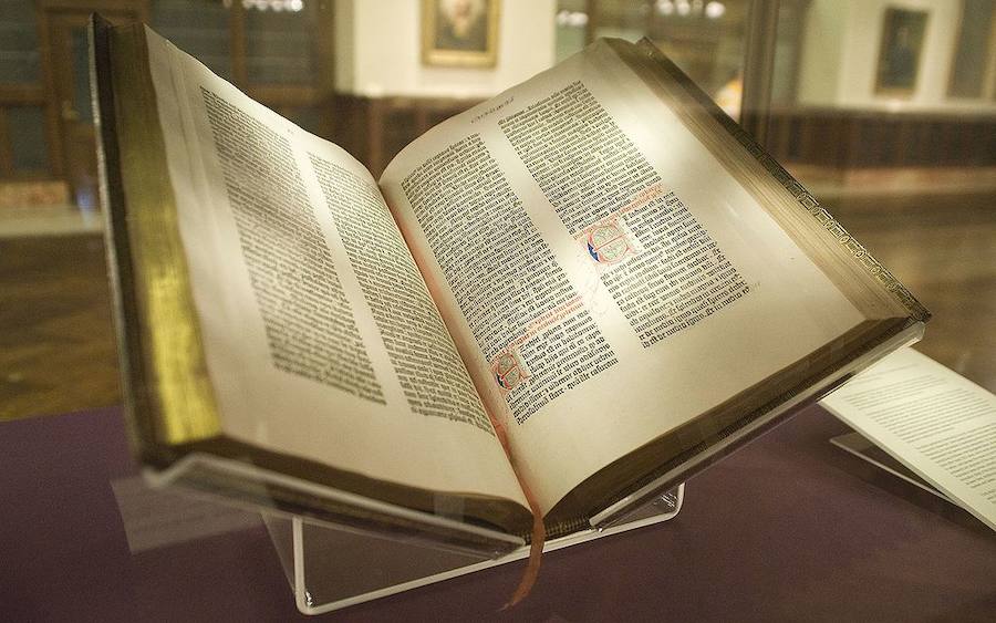 La Biblia de Guttemberg: 4.000.000 euros | Se trata del legendario incunable realizado por Johans Gutenberg alrededor de 1455. Su producción dio comienzo a la producción impresa de libros en occidente.