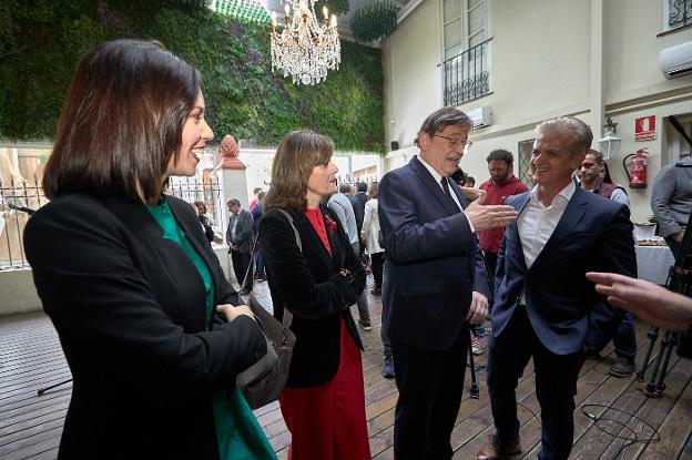 Ximo Puig hablando con el empresario Rafael Juan ante la mirada de la alcaldesa Diana Morant y Ana Botella. 