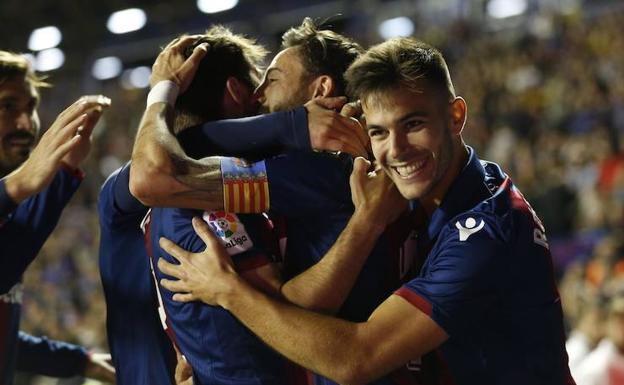 Los jugadores del Levante celebran sus goles. 
