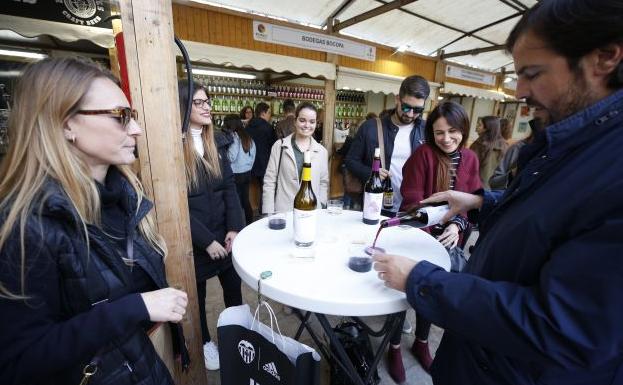 Asistentes a la Feria del vino de Proava en Valencia. 