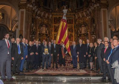 Imagen secundaria 1 - La nueva Real Senyera pisa por primera vez las calles de Valencia