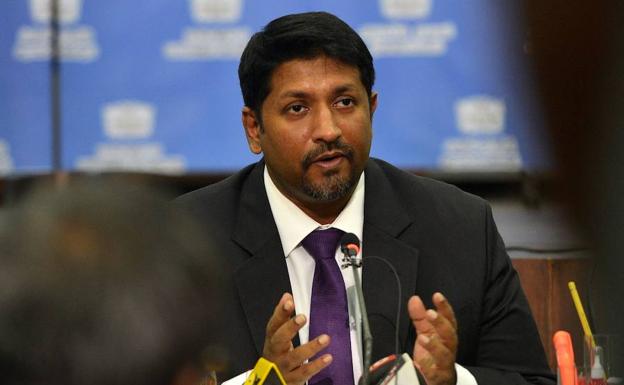 El secretario de Estado de Defensa y ministro portavoz del Gobierno de Sri Lanka, Ruwan Wijewardene en una rueda de prensa.