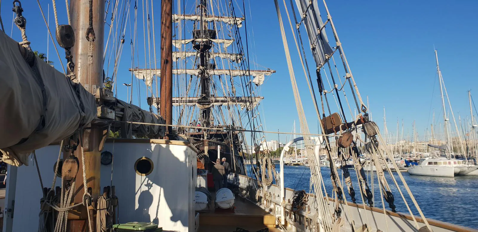 El Puerto de Castelló acoge desde este jueves 25 al lunes 29 de abril la segunda edición de Escala a Castelló. Un evento que recrea la vida marinera a través de la historia. Durante los cinco días del evento se podrá visitar el Galeón Andalucía, el velero Santa María Manuela, el pailebote Santa Eulàlia y otras naves como el patrullero de altura de la la Armada Española, Alborán, el buque SalvamarSabik, la patrullera de la Guardia Civil Río Nansa, el buque de salvamento SAR Mesana y el pesquero «El Paraíso». En la imagen el pailebote Santa Eulàlia.