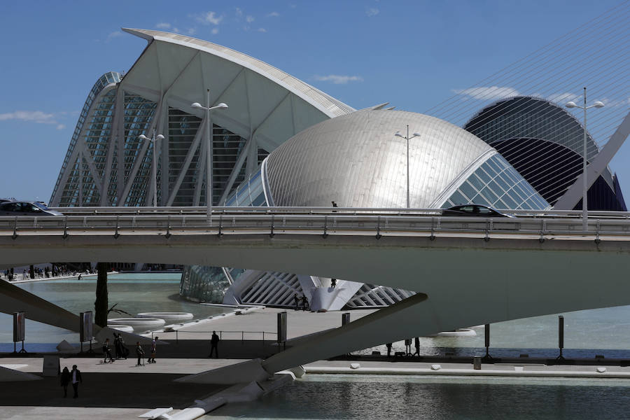 Turismo València ha presentado este miércoles las rutas turísticas 'Valencia de cine', que mostrarán a los más cinéfilos los espacios de la ciudad --por el centro histórico y la Ciutat de les Arts i les Ciències-- donde se han rodado películas como 'Tomorrowland', producciones de Bollywood o series como 'Dr Who' y 'El embarcadero'. Una de las rutas, que comenzará a partir de este sábado, consistirá en una visita guiada por los emplazamientos de las diferentes producciones audiovisuales rodadas en La Ciutat de les Arts i les Ciències. La otra transitará por el centro histórico de la ciudad, aunque en este caso no será guiada, sino con un plano incorporado y códigos QR, según ha explicado el director de la Fundación Turismo València, Antonio Bernabé. Los visitantes de la ruta de la Ciutat de les Arts i les Ciències podrán identificar los escenarios de rodaje de películas y series como las señaladas, a través del material gráfico facilitado. Según apunta Bernabé, esta es una propuesta «más» para los turistas y los propios valencianos «que pueden descubrir la Ciutat de les Arts i les Ciències desde la perspectiva de los rodajes». En el caso de la ruta por el casco histórico de València, se abarcará una zona «donde se han rodado más series y películas en estos últimos años» y mediante códigos QR, «el visitante podrá conectarse y así reconocer los lugares donde se han rodado algunas de las escenas», remarca el representante Turismo València. Los recorridos se realizarán el último sábado de cada mes --excepto en agosto-- y son productos independientes, que se pueden adquirir en la web de Turismo València o en cualquiera de las oficinas turísticas y se podrán hacer tanto en castellano como en inglés. El precio de la visita guiada será de 16 euros e incluirá una degustación de horchata.