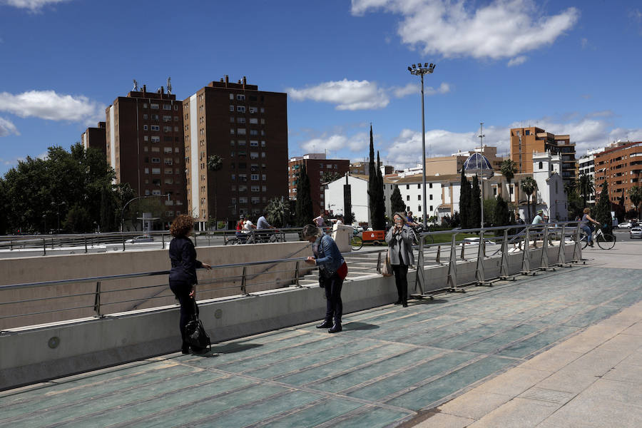 Turismo València ha presentado este miércoles las rutas turísticas 'Valencia de cine', que mostrarán a los más cinéfilos los espacios de la ciudad --por el centro histórico y la Ciutat de les Arts i les Ciències-- donde se han rodado películas como 'Tomorrowland', producciones de Bollywood o series como 'Dr Who' y 'El embarcadero'. Una de las rutas, que comenzará a partir de este sábado, consistirá en una visita guiada por los emplazamientos de las diferentes producciones audiovisuales rodadas en La Ciutat de les Arts i les Ciències. La otra transitará por el centro histórico de la ciudad, aunque en este caso no será guiada, sino con un plano incorporado y códigos QR, según ha explicado el director de la Fundación Turismo València, Antonio Bernabé. Los visitantes de la ruta de la Ciutat de les Arts i les Ciències podrán identificar los escenarios de rodaje de películas y series como las señaladas, a través del material gráfico facilitado. Según apunta Bernabé, esta es una propuesta «más» para los turistas y los propios valencianos «que pueden descubrir la Ciutat de les Arts i les Ciències desde la perspectiva de los rodajes». En el caso de la ruta por el casco histórico de València, se abarcará una zona «donde se han rodado más series y películas en estos últimos años» y mediante códigos QR, «el visitante podrá conectarse y así reconocer los lugares donde se han rodado algunas de las escenas», remarca el representante Turismo València. Los recorridos se realizarán el último sábado de cada mes --excepto en agosto-- y son productos independientes, que se pueden adquirir en la web de Turismo València o en cualquiera de las oficinas turísticas y se podrán hacer tanto en castellano como en inglés. El precio de la visita guiada será de 16 euros e incluirá una degustación de horchata.