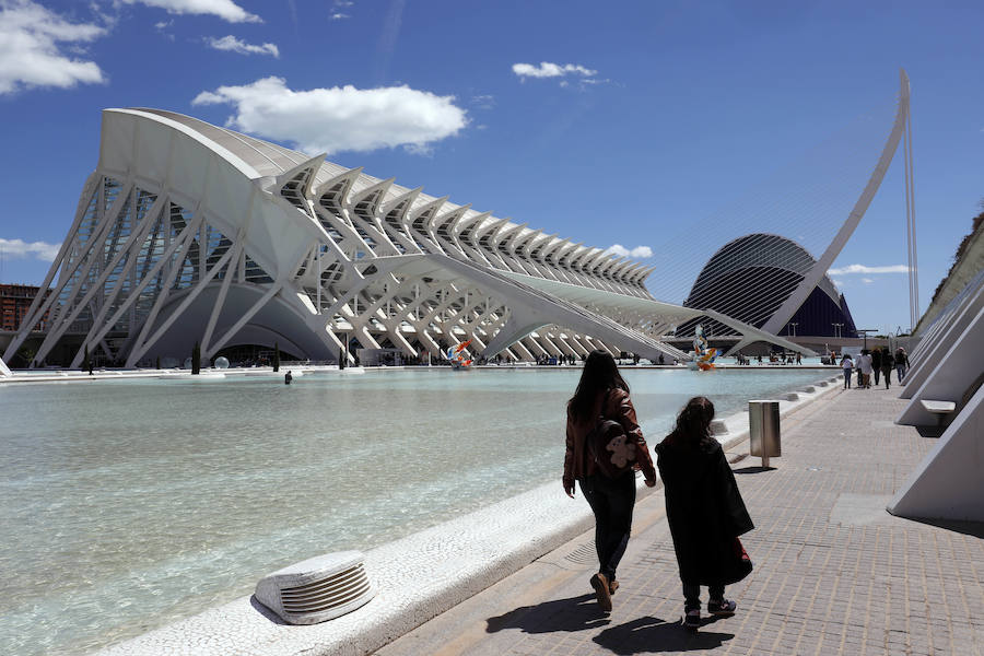 Turismo València ha presentado este miércoles las rutas turísticas 'Valencia de cine', que mostrarán a los más cinéfilos los espacios de la ciudad --por el centro histórico y la Ciutat de les Arts i les Ciències-- donde se han rodado películas como 'Tomorrowland', producciones de Bollywood o series como 'Dr Who' y 'El embarcadero'. Una de las rutas, que comenzará a partir de este sábado, consistirá en una visita guiada por los emplazamientos de las diferentes producciones audiovisuales rodadas en La Ciutat de les Arts i les Ciències. La otra transitará por el centro histórico de la ciudad, aunque en este caso no será guiada, sino con un plano incorporado y códigos QR, según ha explicado el director de la Fundación Turismo València, Antonio Bernabé. Los visitantes de la ruta de la Ciutat de les Arts i les Ciències podrán identificar los escenarios de rodaje de películas y series como las señaladas, a través del material gráfico facilitado. Según apunta Bernabé, esta es una propuesta «más» para los turistas y los propios valencianos «que pueden descubrir la Ciutat de les Arts i les Ciències desde la perspectiva de los rodajes». En el caso de la ruta por el casco histórico de València, se abarcará una zona «donde se han rodado más series y películas en estos últimos años» y mediante códigos QR, «el visitante podrá conectarse y así reconocer los lugares donde se han rodado algunas de las escenas», remarca el representante Turismo València. Los recorridos se realizarán el último sábado de cada mes --excepto en agosto-- y son productos independientes, que se pueden adquirir en la web de Turismo València o en cualquiera de las oficinas turísticas y se podrán hacer tanto en castellano como en inglés. El precio de la visita guiada será de 16 euros e incluirá una degustación de horchata.