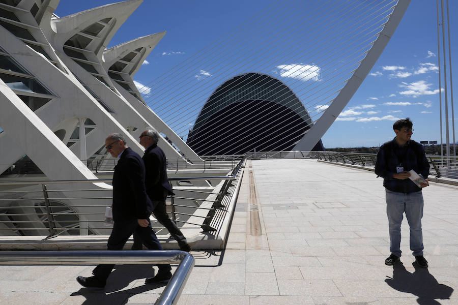 Turismo València ha presentado este miércoles las rutas turísticas 'Valencia de cine', que mostrarán a los más cinéfilos los espacios de la ciudad --por el centro histórico y la Ciutat de les Arts i les Ciències-- donde se han rodado películas como 'Tomorrowland', producciones de Bollywood o series como 'Dr Who' y 'El embarcadero'. Una de las rutas, que comenzará a partir de este sábado, consistirá en una visita guiada por los emplazamientos de las diferentes producciones audiovisuales rodadas en La Ciutat de les Arts i les Ciències. La otra transitará por el centro histórico de la ciudad, aunque en este caso no será guiada, sino con un plano incorporado y códigos QR, según ha explicado el director de la Fundación Turismo València, Antonio Bernabé. Los visitantes de la ruta de la Ciutat de les Arts i les Ciències podrán identificar los escenarios de rodaje de películas y series como las señaladas, a través del material gráfico facilitado. Según apunta Bernabé, esta es una propuesta «más» para los turistas y los propios valencianos «que pueden descubrir la Ciutat de les Arts i les Ciències desde la perspectiva de los rodajes». En el caso de la ruta por el casco histórico de València, se abarcará una zona «donde se han rodado más series y películas en estos últimos años» y mediante códigos QR, «el visitante podrá conectarse y así reconocer los lugares donde se han rodado algunas de las escenas», remarca el representante Turismo València. Los recorridos se realizarán el último sábado de cada mes --excepto en agosto-- y son productos independientes, que se pueden adquirir en la web de Turismo València o en cualquiera de las oficinas turísticas y se podrán hacer tanto en castellano como en inglés. El precio de la visita guiada será de 16 euros e incluirá una degustación de horchata.