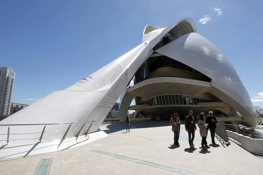 Turismo València ha presentado este miércoles las rutas turísticas 'Valencia de cine', que mostrarán a los más cinéfilos los espacios de la ciudad --por el centro histórico y la Ciutat de les Arts i les Ciències-- donde se han rodado películas como 'Tomorrowland', producciones de Bollywood o series como 'Dr Who' y 'El embarcadero'. Una de las rutas, que comenzará a partir de este sábado, consistirá en una visita guiada por los emplazamientos de las diferentes producciones audiovisuales rodadas en La Ciutat de les Arts i les Ciències. La otra transitará por el centro histórico de la ciudad, aunque en este caso no será guiada, sino con un plano incorporado y códigos QR, según ha explicado el director de la Fundación Turismo València, Antonio Bernabé. Los visitantes de la ruta de la Ciutat de les Arts i les Ciències podrán identificar los escenarios de rodaje de películas y series como las señaladas, a través del material gráfico facilitado. Según apunta Bernabé, esta es una propuesta «más» para los turistas y los propios valencianos «que pueden descubrir la Ciutat de les Arts i les Ciències desde la perspectiva de los rodajes». En el caso de la ruta por el casco histórico de València, se abarcará una zona «donde se han rodado más series y películas en estos últimos años» y mediante códigos QR, «el visitante podrá conectarse y así reconocer los lugares donde se han rodado algunas de las escenas», remarca el representante Turismo València. Los recorridos se realizarán el último sábado de cada mes --excepto en agosto-- y son productos independientes, que se pueden adquirir en la web de Turismo València o en cualquiera de las oficinas turísticas y se podrán hacer tanto en castellano como en inglés. El precio de la visita guiada será de 16 euros e incluirá una degustación de horchata.