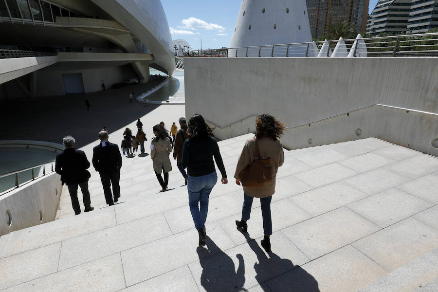 Turismo València ha presentado este miércoles las rutas turísticas 'Valencia de cine', que mostrarán a los más cinéfilos los espacios de la ciudad --por el centro histórico y la Ciutat de les Arts i les Ciències-- donde se han rodado películas como 'Tomorrowland', producciones de Bollywood o series como 'Dr Who' y 'El embarcadero'. Una de las rutas, que comenzará a partir de este sábado, consistirá en una visita guiada por los emplazamientos de las diferentes producciones audiovisuales rodadas en La Ciutat de les Arts i les Ciències. La otra transitará por el centro histórico de la ciudad, aunque en este caso no será guiada, sino con un plano incorporado y códigos QR, según ha explicado el director de la Fundación Turismo València, Antonio Bernabé. Los visitantes de la ruta de la Ciutat de les Arts i les Ciències podrán identificar los escenarios de rodaje de películas y series como las señaladas, a través del material gráfico facilitado. Según apunta Bernabé, esta es una propuesta «más» para los turistas y los propios valencianos «que pueden descubrir la Ciutat de les Arts i les Ciències desde la perspectiva de los rodajes». En el caso de la ruta por el casco histórico de València, se abarcará una zona «donde se han rodado más series y películas en estos últimos años» y mediante códigos QR, «el visitante podrá conectarse y así reconocer los lugares donde se han rodado algunas de las escenas», remarca el representante Turismo València. Los recorridos se realizarán el último sábado de cada mes --excepto en agosto-- y son productos independientes, que se pueden adquirir en la web de Turismo València o en cualquiera de las oficinas turísticas y se podrán hacer tanto en castellano como en inglés. El precio de la visita guiada será de 16 euros e incluirá una degustación de horchata.