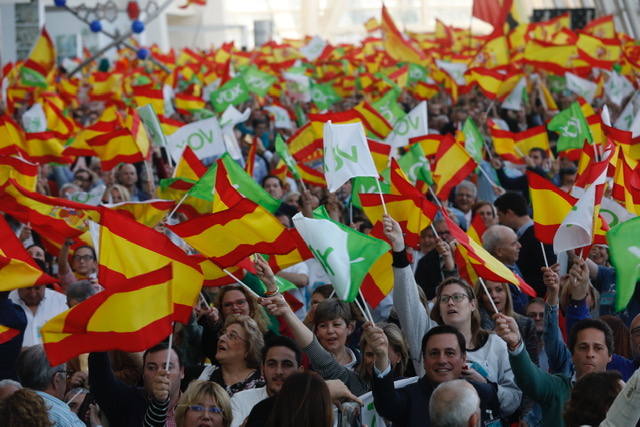 Miles de personas se dan cita en el Museo Príncipe Felipe para asistir al mitin de Vox con Santiago Abascal.