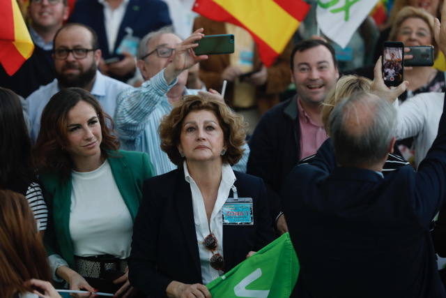 Miles de personas se dan cita en el Museo Príncipe Felipe para asistir al mitin de Vox con Santiago Abascal.