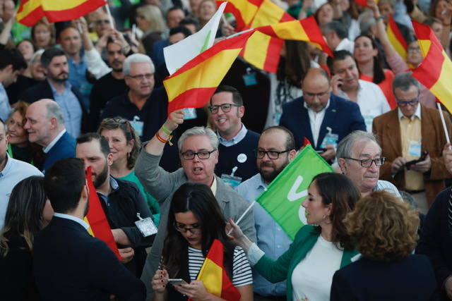 Miles de personas se dan cita en el Museo Príncipe Felipe para asistir al mitin de Vox con Santiago Abascal.