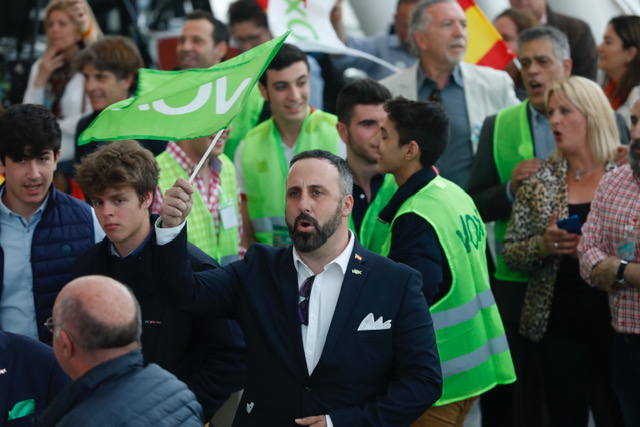 Miles de personas se dan cita en el Museo Príncipe Felipe para asistir al mitin de Vox con Santiago Abascal.