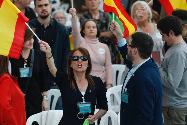 Miles de personas se dan cita en el Museo Príncipe Felipe para asistir al mitin de Vox con Santiago Abascal.