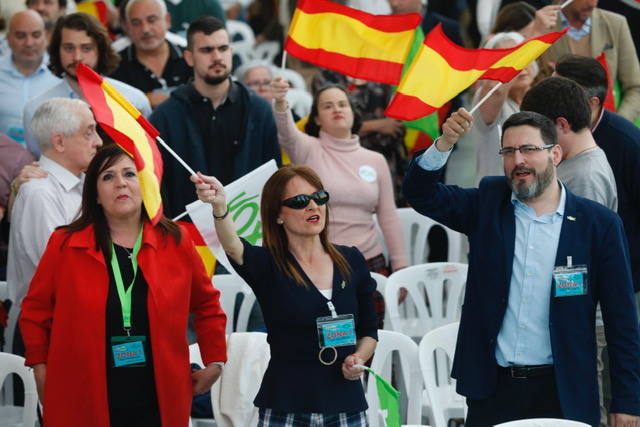 Miles de personas se dan cita en el Museo Príncipe Felipe para asistir al mitin de Vox con Santiago Abascal.