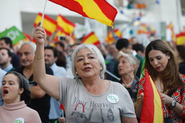 Miles de personas se dan cita en el Museo Príncipe Felipe para asistir al mitin de Vox con Santiago Abascal.