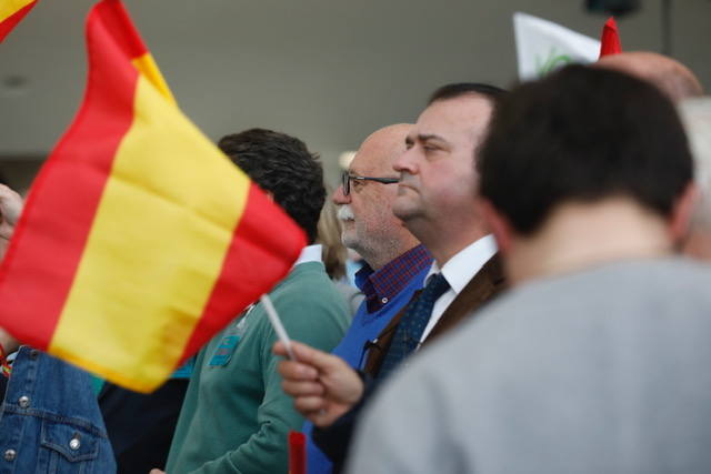 Miles de personas se dan cita en el Museo Príncipe Felipe para asistir al mitin de Vox con Santiago Abascal.