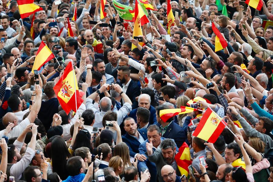 Miles de personas se dan cita en el Museo Príncipe Felipe para asistir al mitin de Vox con Santiago Abascal.