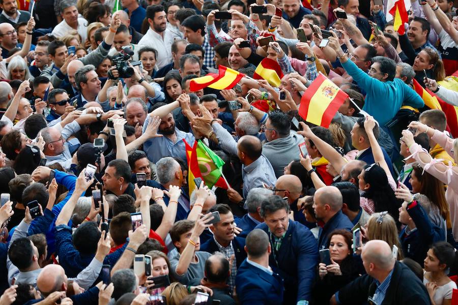 Miles de personas se dan cita en el Museo Príncipe Felipe para asistir al mitin de Vox con Santiago Abascal.