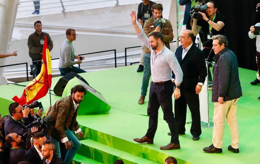 Miles de personas se dan cita en el Museo Príncipe Felipe para asistir al mitin de Vox con Santiago Abascal.