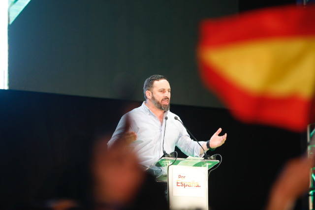 Miles de personas se dan cita en el Museo Príncipe Felipe para asistir al mitin de Vox con Santiago Abascal.