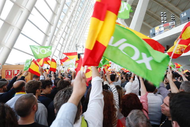 Miles de personas se dan cita en el Museo Príncipe Felipe para asistir al mitin de Vox con Santiago Abascal.